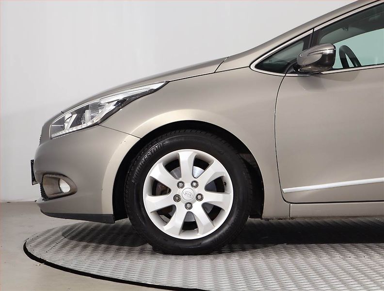 Kia Ceed (2013) 1.6 GDI, Serv.kniha, Tempomat - fotka 14 z 18