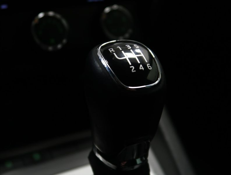 Škoda Octavia 1,2 TSI XENON VÝHŘEV 2x ALU - fotka 25 z 33