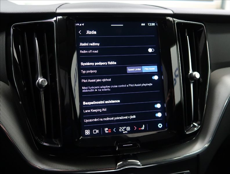 Volvo XC60 2,0 B4 AWD PLUS DARK 1. MAJ ČR - fotka 29 z 55