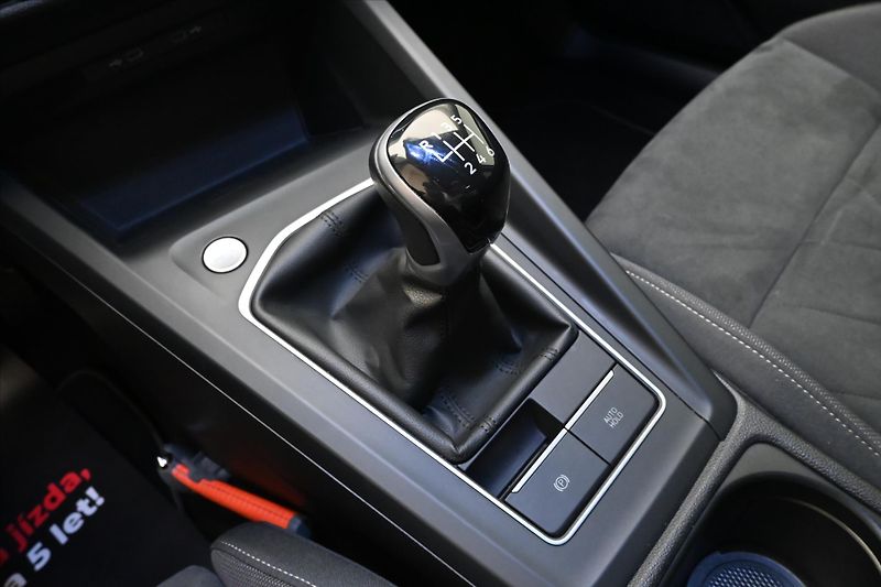 Volkswagen Golf 1,5 TSI 96 kW Life Business Zá - fotka 22 z 31