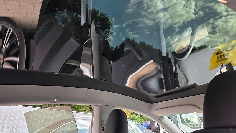 Tesla Model Y (2022) Long Range AWD SoH 91,4% - fotka 15 z 37