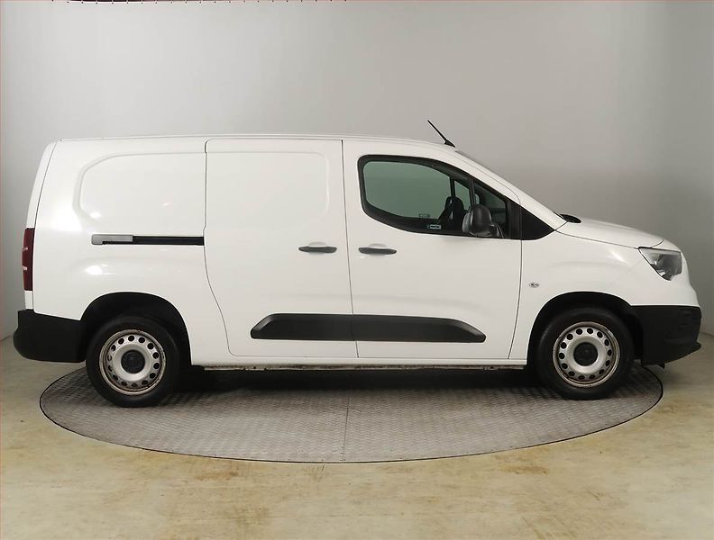 Opel Combo (2022) Maxi 1.5 CDTI, 3Místa, ČR, DPH - fotka 6 z 17