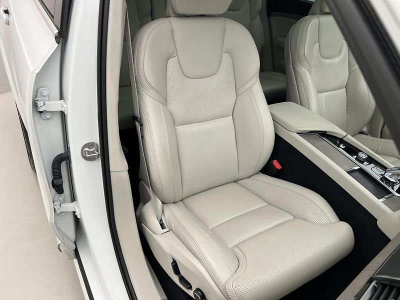 Volvo XC90 B5 AWD ULTIMATE REZERVACE - fotka 22 z 51