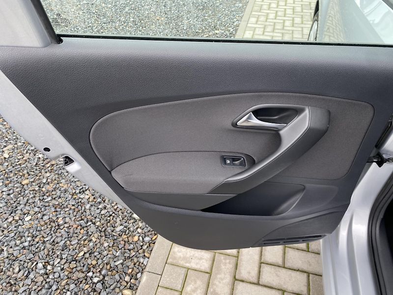 Volkswagen Polo 1.4 MPI 63kW - 1xMAJ.- PDC - fotka 24 z 37