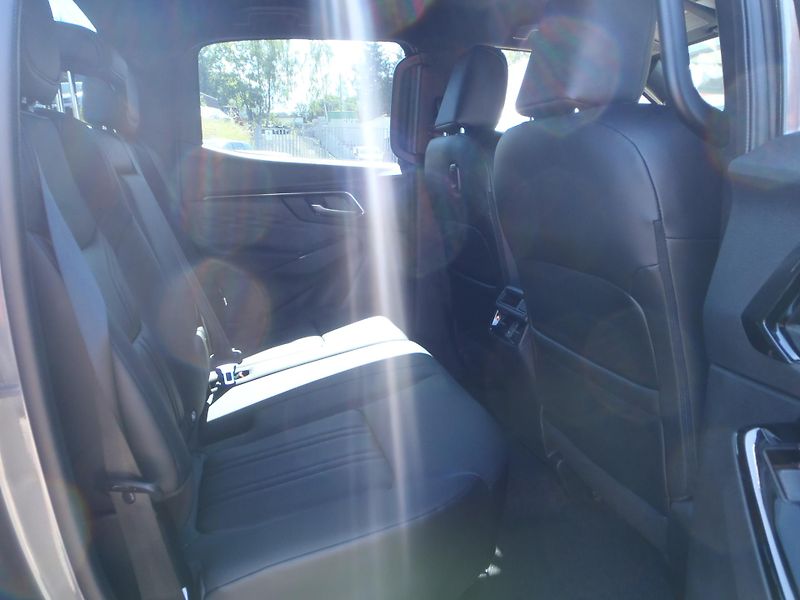 Isuzu D-Max  2.2 Double Cab V-CROSS 4x4 - fotka 12 z 26