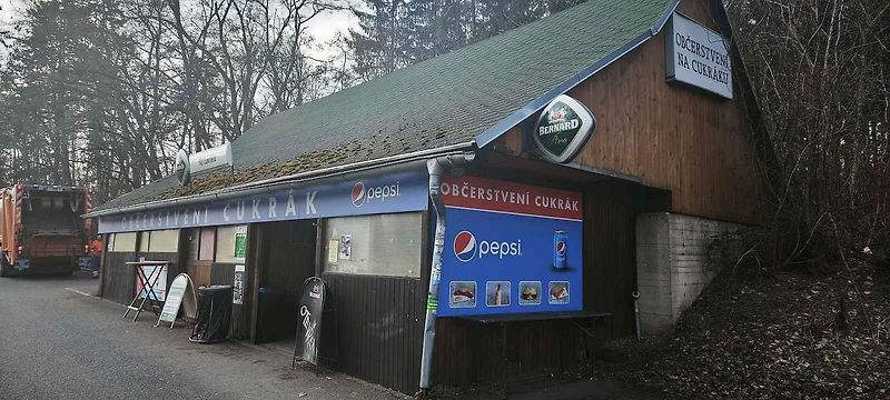 Na Cukrák jezdí milovníci retra za klobásou na papírovém tácku.