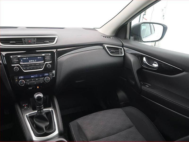 Nissan Qashqai (2015) Acenta 1.2 DIG-T, ČR,1.maj - fotka 8 z 17
