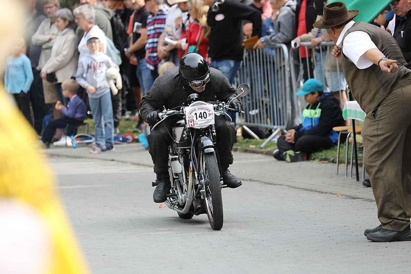 Na akci Jízda do vrchu a výstava historických vozidel se představilo na tři sta automobilů a motocyklů.