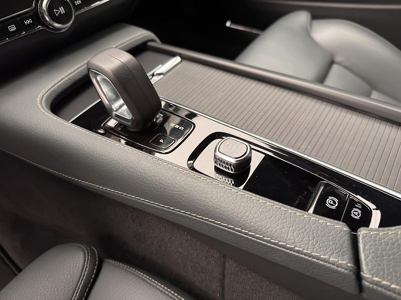 Volvo V90 B4 MOMENTUM AUT - fotka 27 z 45