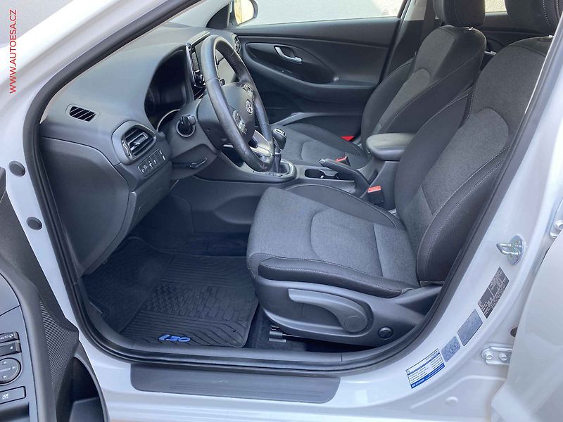 Hyundai i30 (2022) 1.5 T-GDi, Smart, kamera - fotka 9 z 17