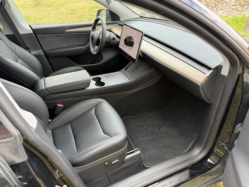 Tesla Model Y (2024) Long Range Dual Performance - fotka 11 z 17
