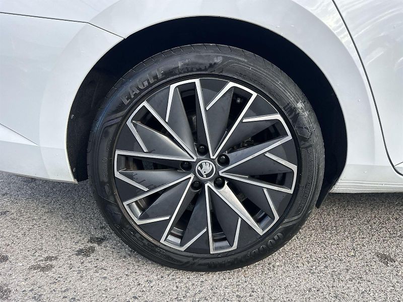 Škoda Superb (2023) Combi 2.0 TSI DSG L&K - fotka 34 z 38