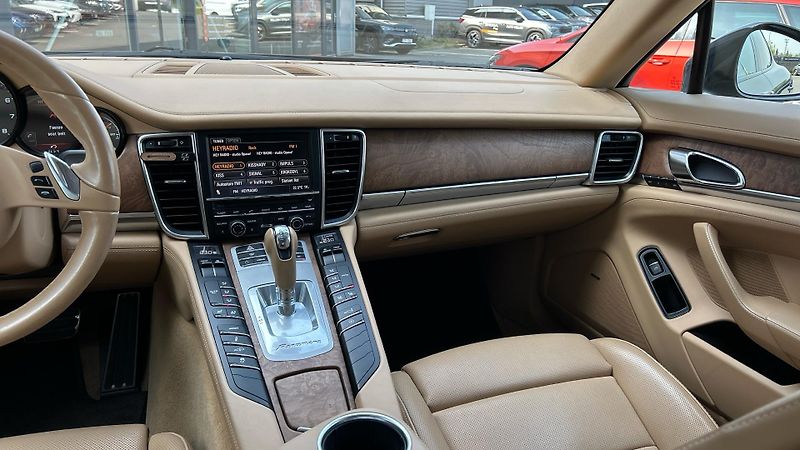 Porsche Panamera 4 - fotka 27 z 29