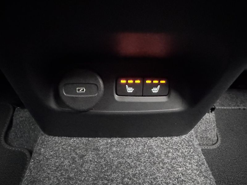 Volvo XC40 B4 DARK ULTRA REZERVACE - fotka 29 z 48