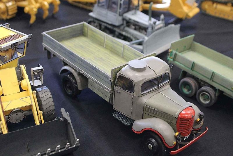 Papírový model buldozeru Caterpillar.