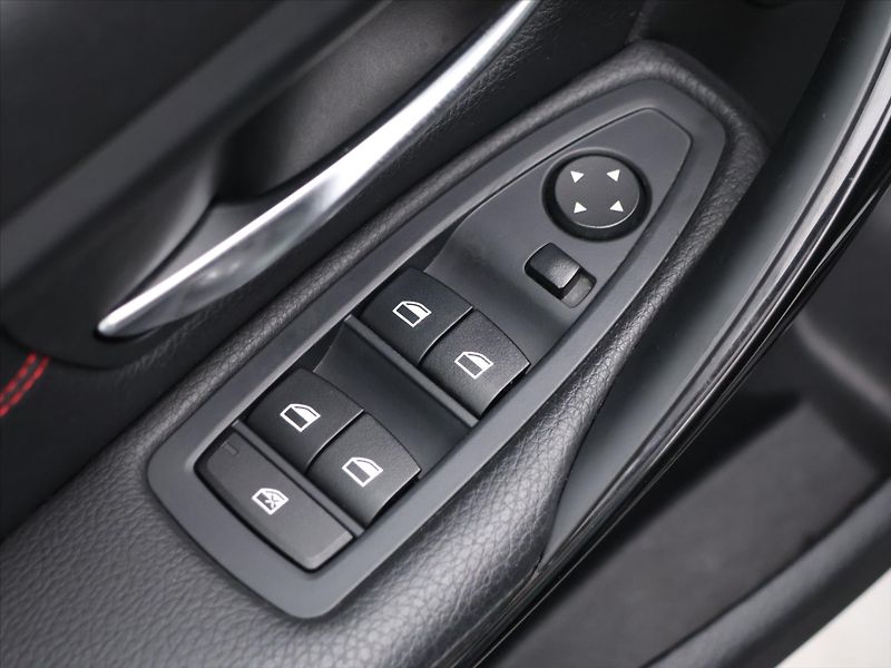 BMW Řada 3 3,0 330d 210kW Aut. xDrive - fotka 16 z 36