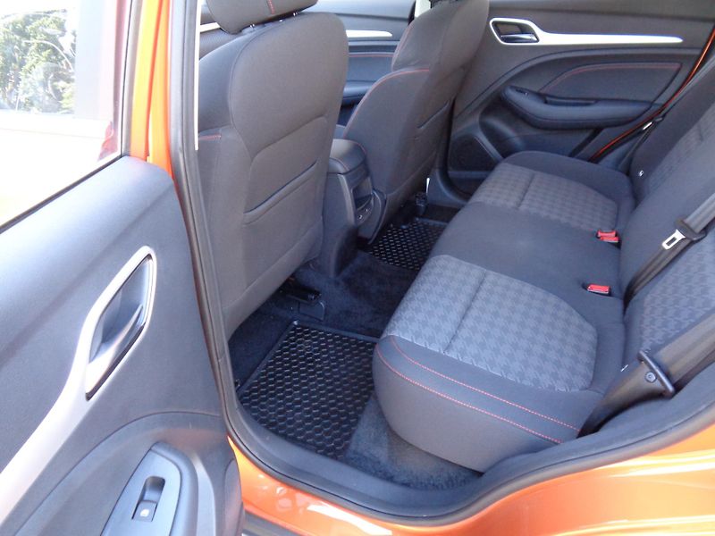 MG ZS 1,5 106 PS, Ess-plus, MÁLO KM! - fotka 22 z 27