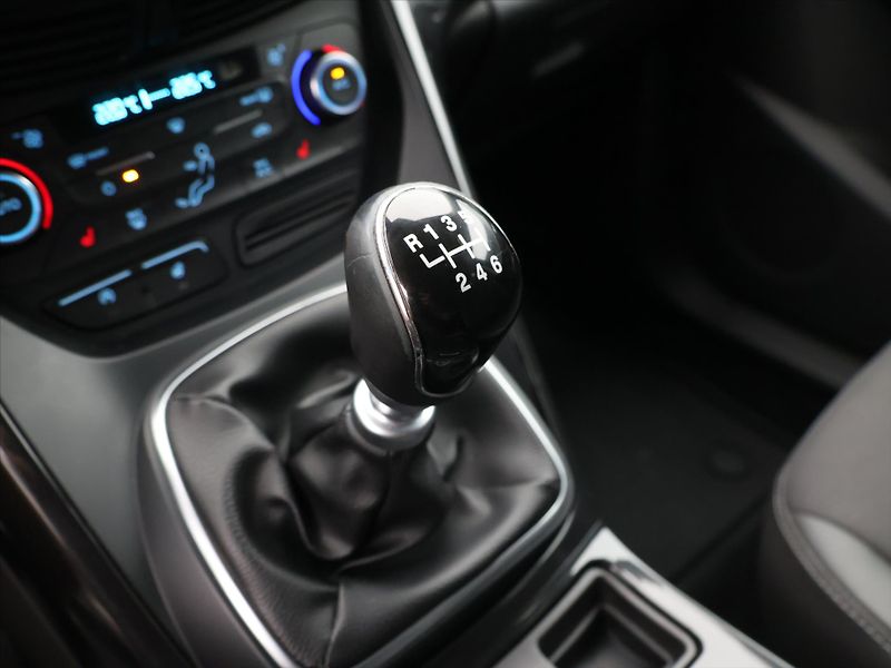 Ford Kuga 1,5 TDCI 88kW CZ Titanium DPH - fotka 21 z 30