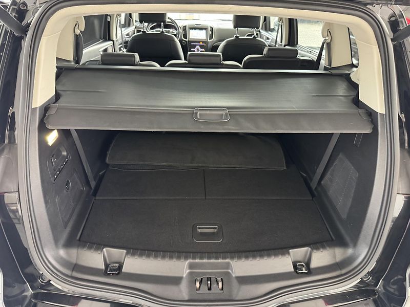 Ford S-MAX (2017) 2,0SCTi AUT. VIGNALE 7.MÍST - fotka 21 z 33