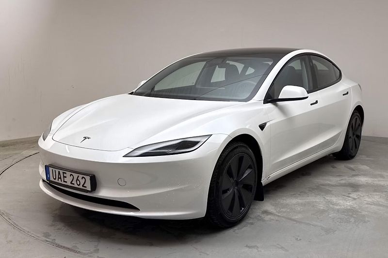 Tesla Model 3 Long Range AWD Highland Tažné - fotka 1 z 16