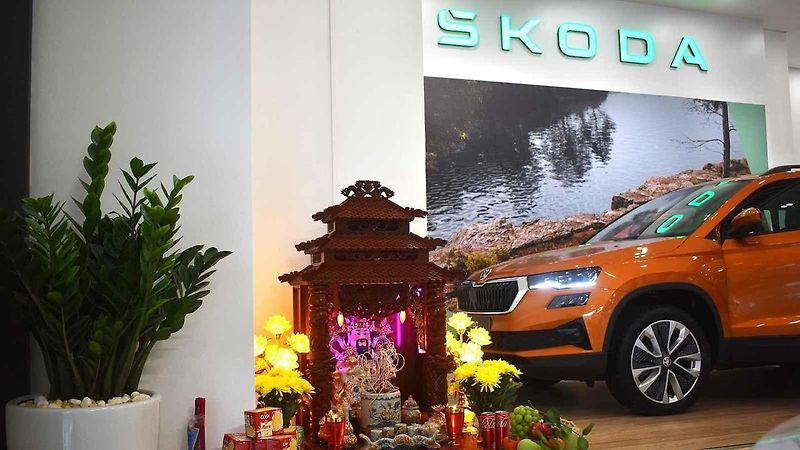 Oltářík s bůžkem uvnitř vietnamského autosalonu Škoda.