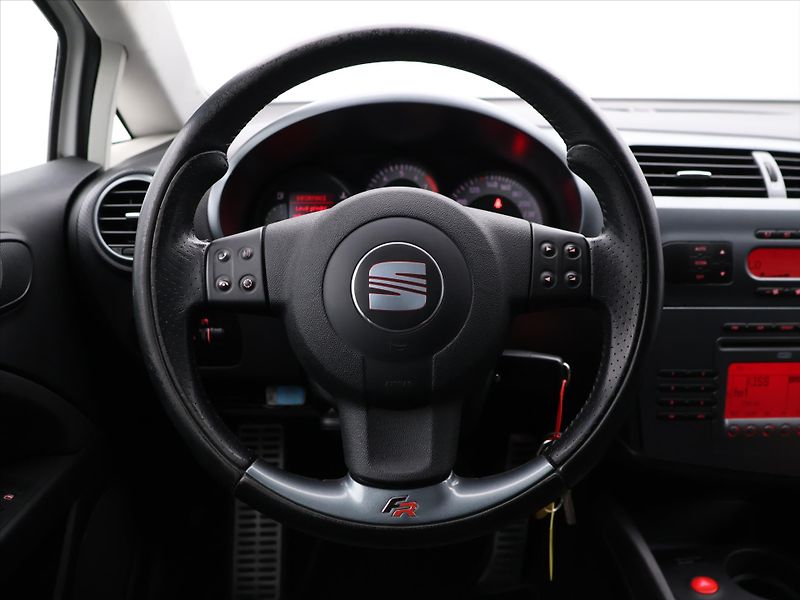 Seat Leon 2,0 TFSI 180kW FR - fotka 15 z 30
