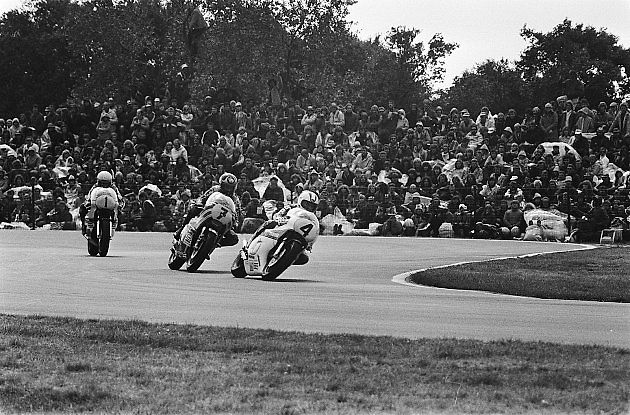 Kenny Roberts, Barry Sheene a Johny Cecotto při holandské TT 500 ccm v Assenu., zdroj: Wikimedia Commons, Rob Bogaerts - Anefo, CC0