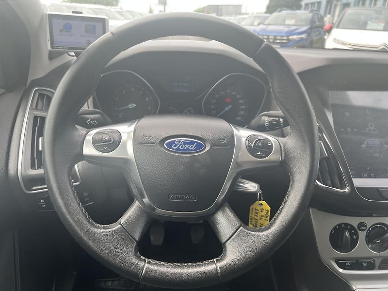 Ford Focus 1.6i KLIMATIZACE NAVI ALU KOLA - fotka 21 z 42
