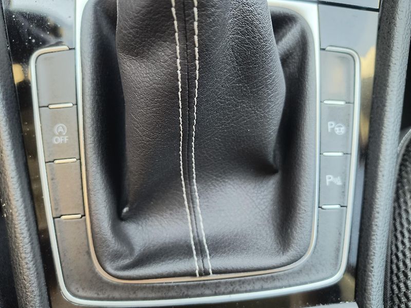 Volkswagen Golf (2014) 1.2 TSI 63KW 4-VÁLEC Z ŘEMENEM - fotka 32 z 66