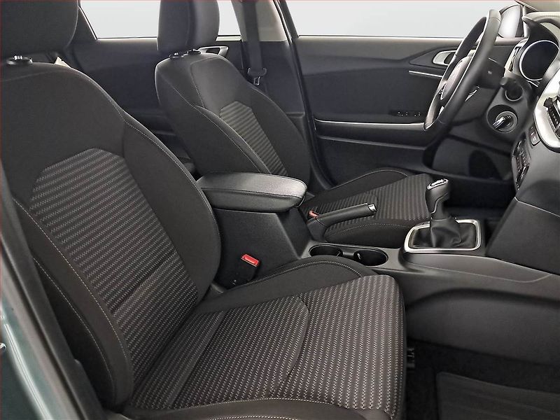 Kia Ceed (2023) Exclusive 1.5 T-GDI, ČR,1.maj - fotka 9 z 18