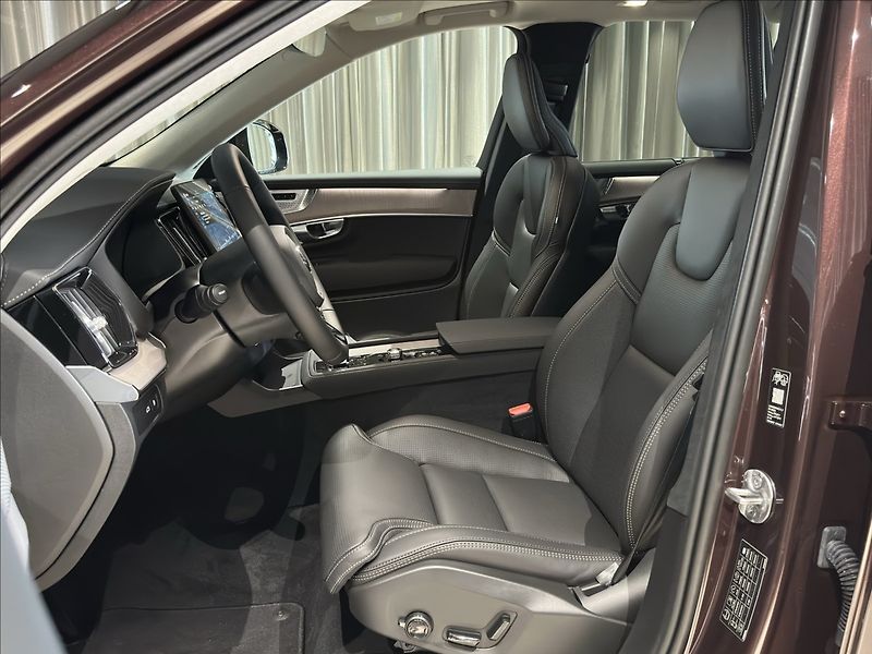 Volvo XC90 (2026) 2,0 T8  Ultra Dark - fotka 13 z 41