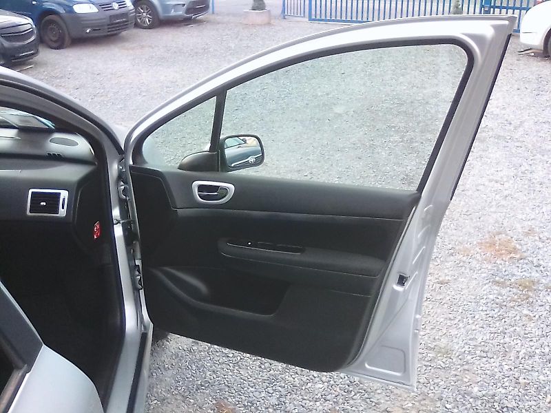 Peugeot 307 (2007) 2.0i 16V  SW , závěs - fotka 23 z 33
