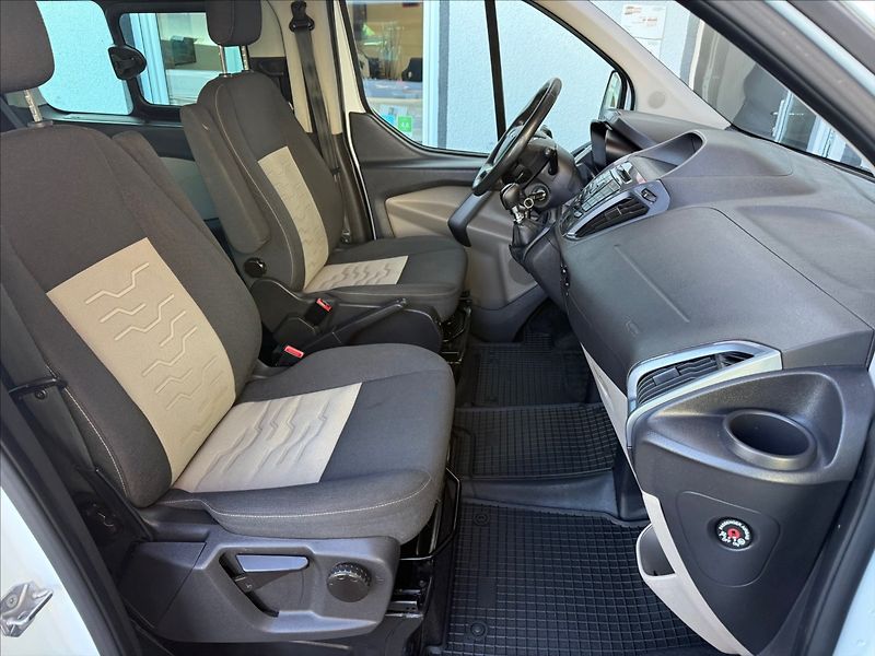 Ford Tourneo Custom 2,2 L2,Titanium, 92kW - fotka 12 z 26