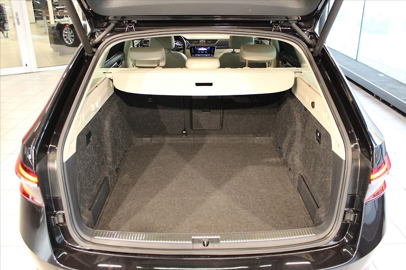 Škoda Superb TDi DSG 4x4 Style Combi - fotka 31 z 34