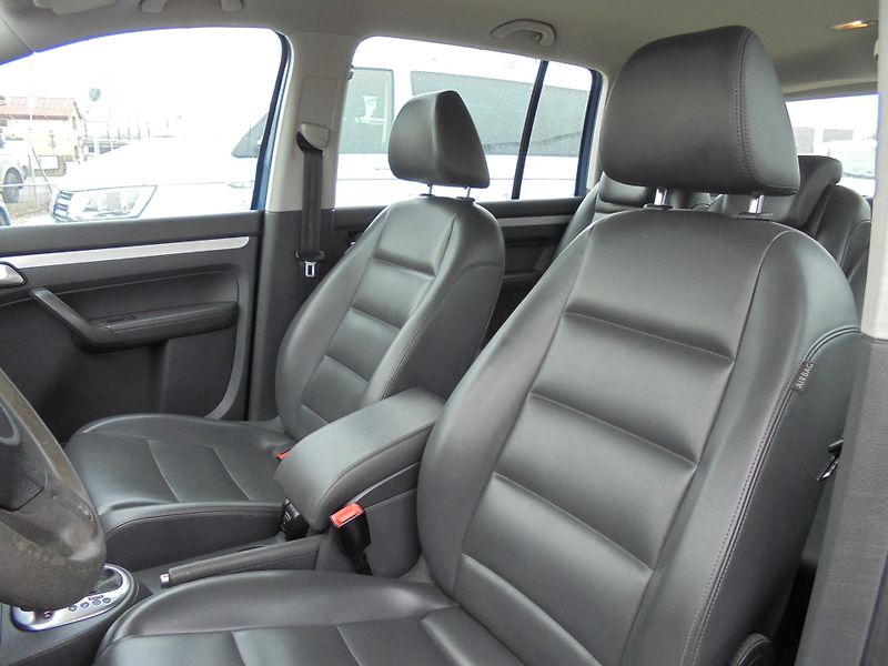 Volkswagen Touran (2011) 1.6TDI-77kw-7MÍST-DSG-KŮŽE - fotka 10 z 12