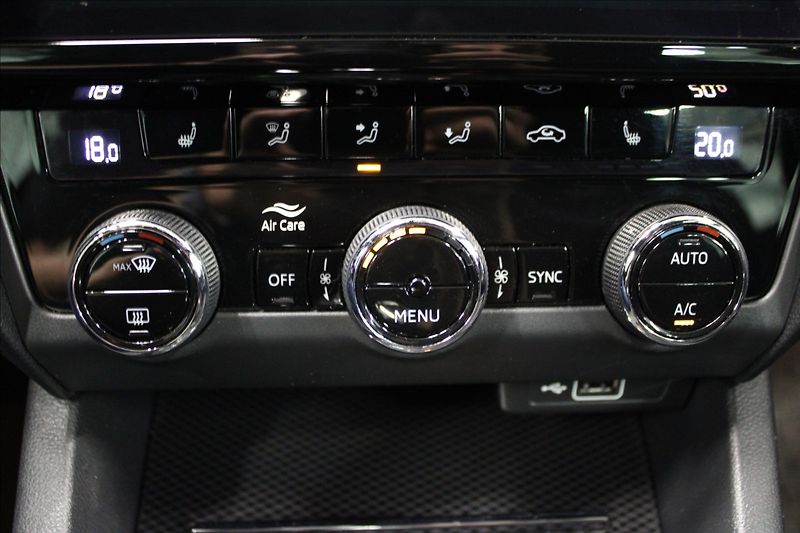 Škoda Octavia 2,0 TDI RS 4x4 DSG TOP VIRTUAL - fotka 26 z 38