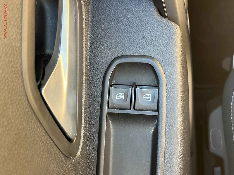 Dacia Duster (2018) 1.6 SCe, Comfort, kamera, TZ - fotka 12 z 13