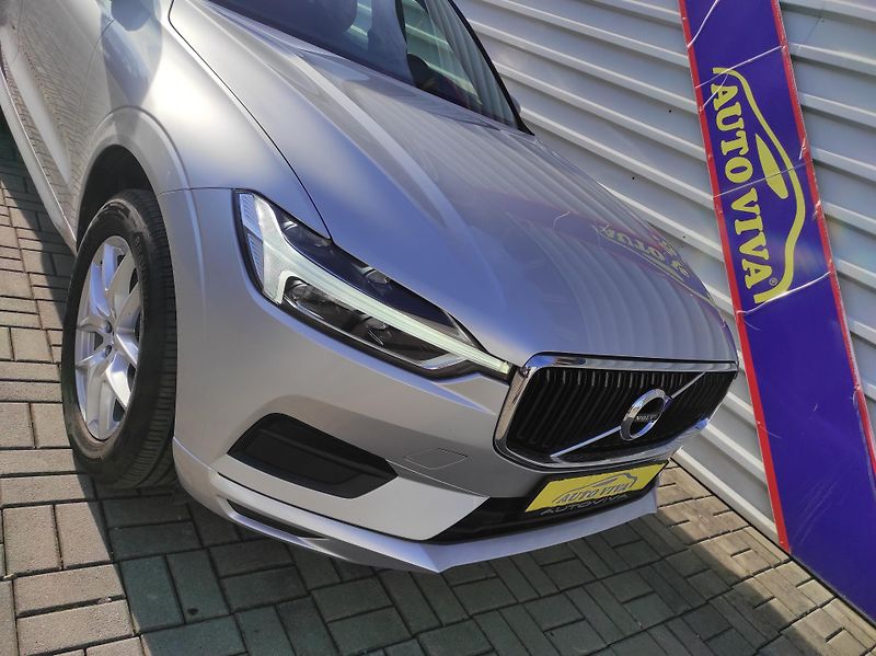 Volvo XC60 2,0 D3 Drive-E, Momentum Pro - fotka 7 z 41