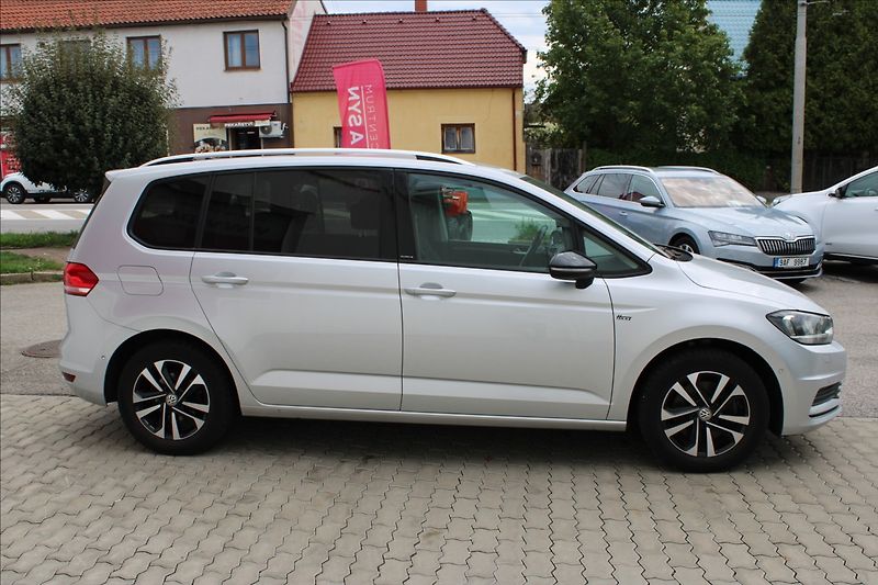 Volkswagen Touran 1,5 TSI DSG 7 míst - fotka 3 z 4