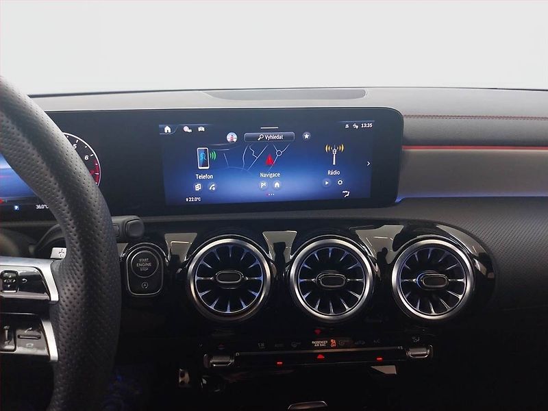 Mercedes-Benz CLA (2024) 180 - fotka 12 z 17