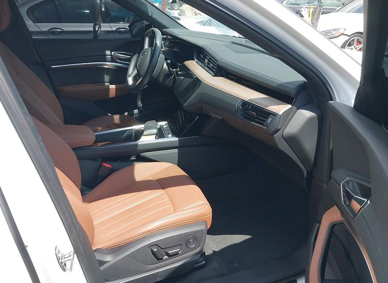 Audi Q8 e-tron (2024) Auto na cestě - fotka 5 z 9
