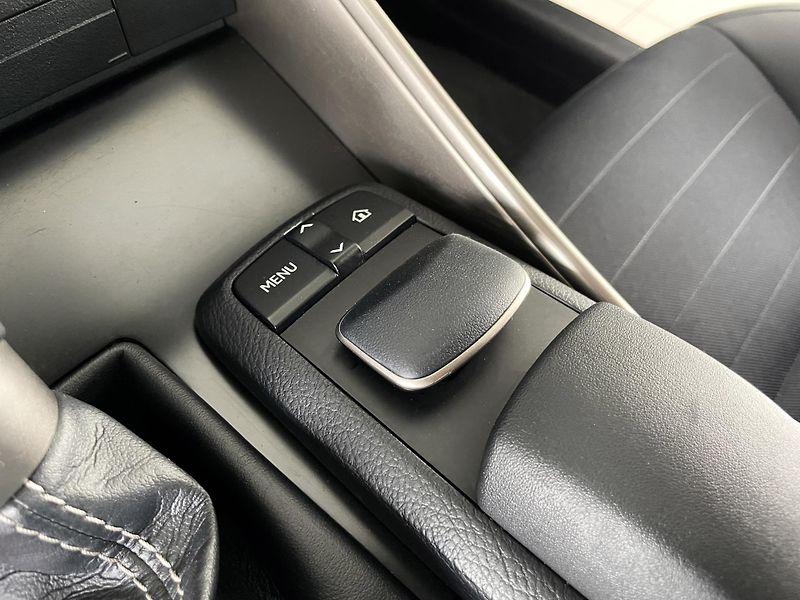 Lexus IS 300h IS 300h*AUT*Hybrid*Kamera* - fotka 24 z 31