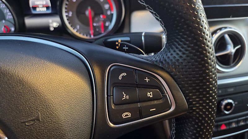 Mercedes-Benz GLA (2015)  220d 7G-DCT 4MATIC AMG Styl - fotka 28 z 31