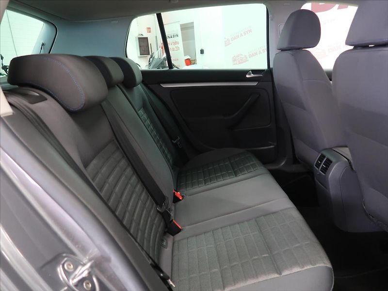 Volkswagen Golf 1,4 i Tour JEN 83500 KM! - fotka 13 z 33