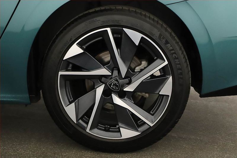 Peugeot 308 (2024) Allure 1.2 PureTech - fotka 12 z 15