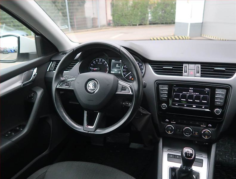 Škoda Octavia (2015) 1.6 TDI, Xenony, Tempomat - fotka 7 z 22