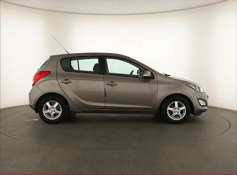 Hyundai i20 (2013) 1.4, Automat - fotka 6 z 13