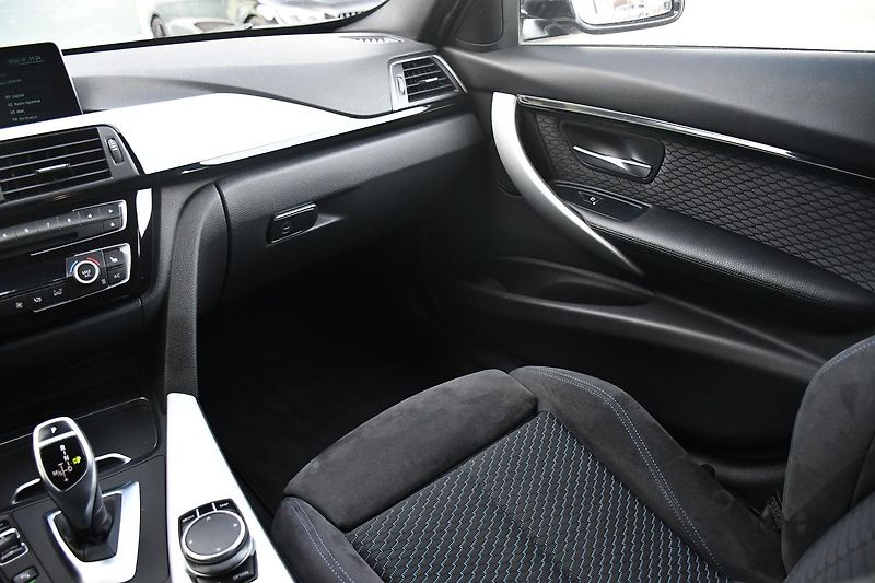 BMW Řada 3 330d xDrive MPaket SERV.KNÍŽKA - fotka 24 z 50