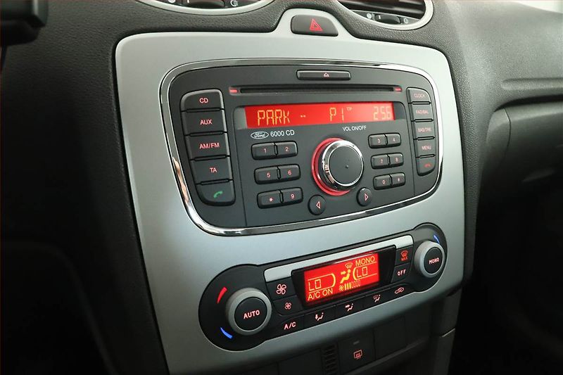 Ford Focus (2007) 1.6 16V, po STK, rezervace - fotka 9 z 13
