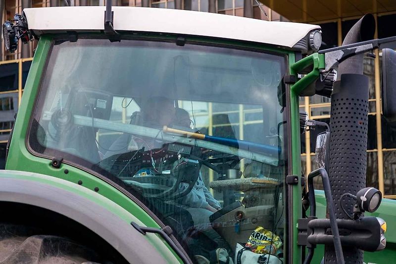 Demonstrace zemědělců před ministerstvem zemědělství a blokáda pražské magistrály. Na snímku je traktor John Deere 7730.